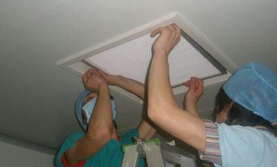 潔凈室中工作人員正在安裝更換高效過濾器