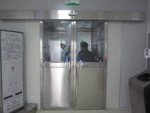 自動平開門風淋室是操作人員進出的潔凈通道 自動平開門風淋室是操作人員進出的潔凈通道
